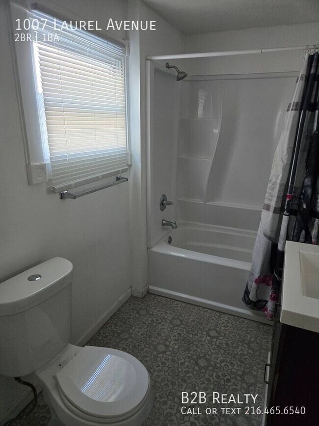 Building Photo - 1007 Laurel Ave