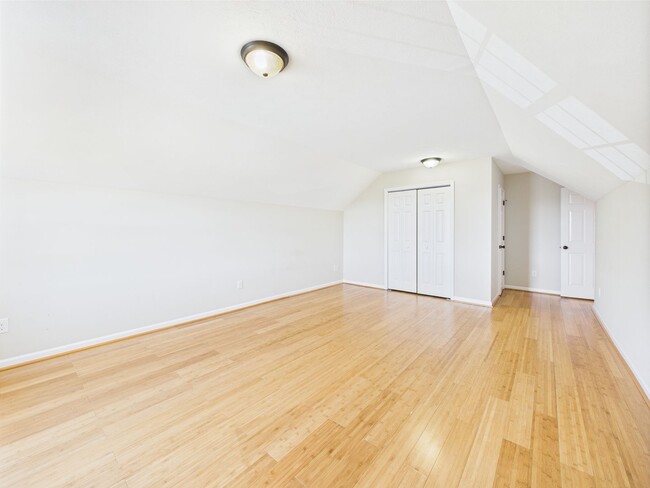 Building Photo - Bright & Spacious 4-Bedroom Home Located i...