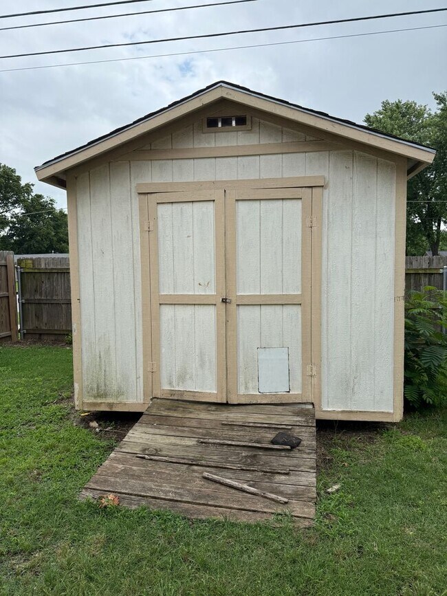 Building Photo - Welcome to this charming 3 bedroom, 2 bath...
