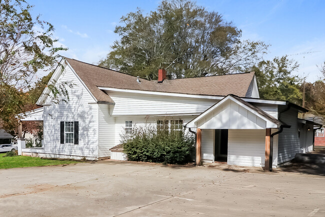 Building Photo - Modern 3-Bedroom Home with Stylish Feature...