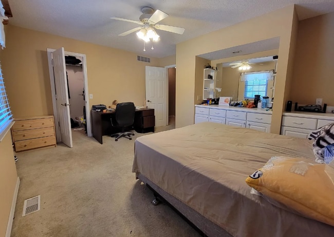 Building Photo - 1605 Lyndhurst Dr