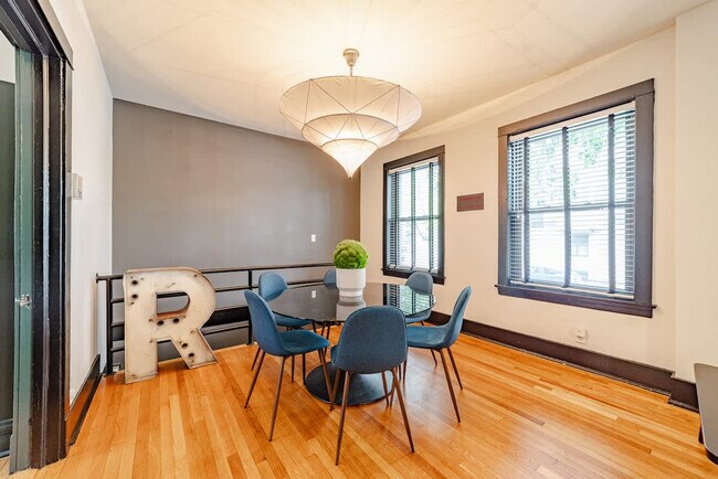 Building Photo - 1708 W Waveland Ave