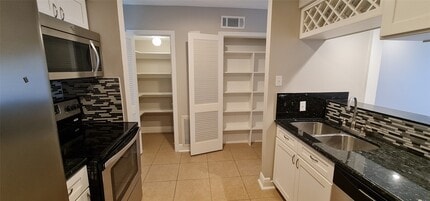 Building Photo - 3300 Yorktown St