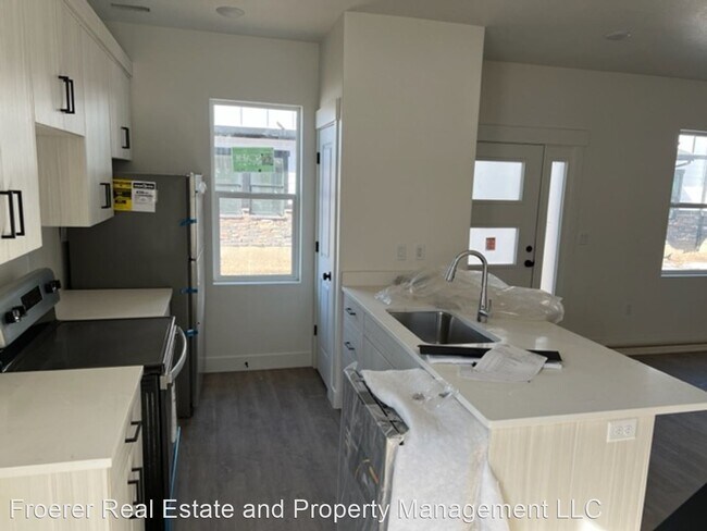 Building Photo - 3 br, 2.5 bath House - 857 S. 160 E.  #14