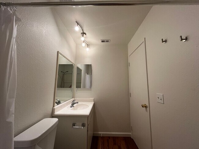 Building Photo - Downtown Duplex