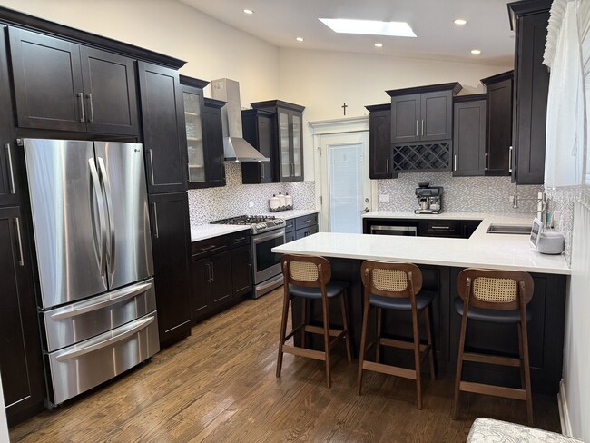 Building Photo - 1316 W 59th St