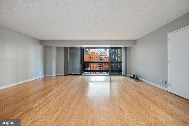 Building Photo - 3800 Fairfax Dr