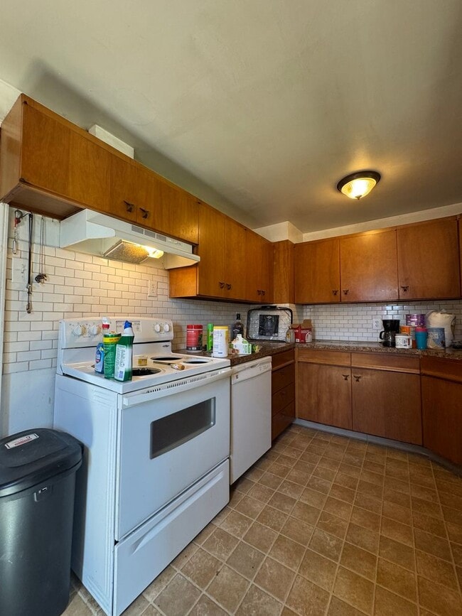 Building Photo - Cozy 2-Bedroom Pet-Friendly Home for Lease