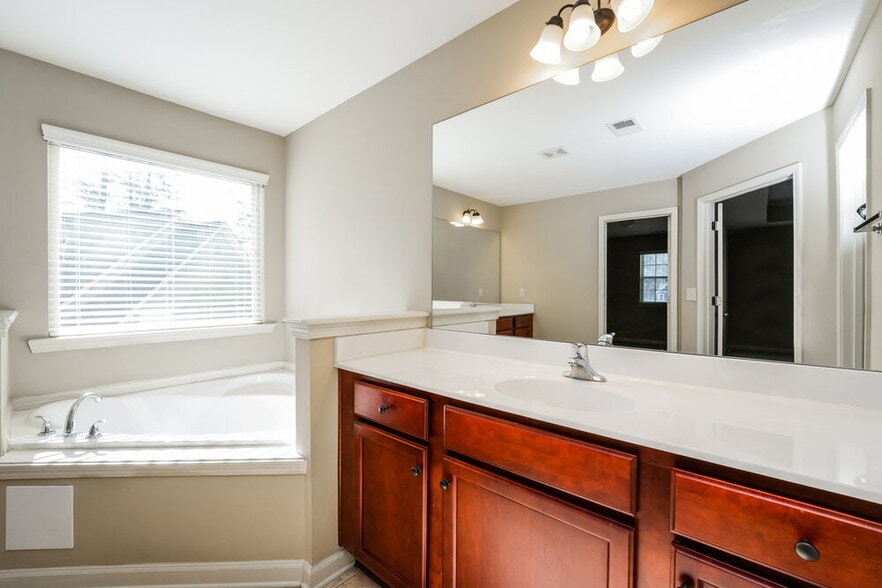 Building Photo - 2115 Malanga Ct