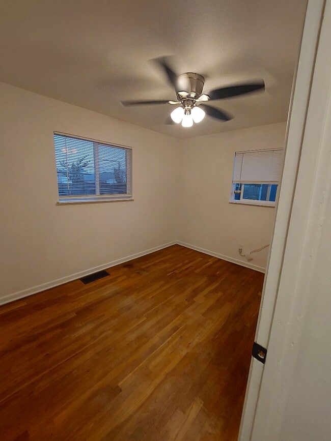 Building Photo - 335 Valley Dr