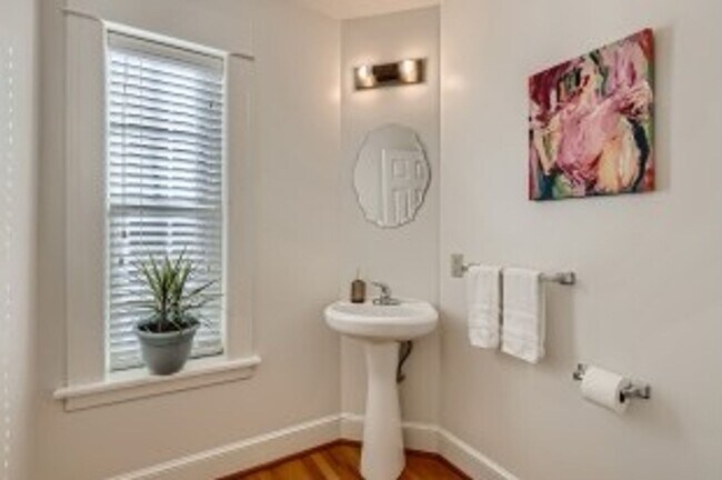 Building Photo - Furnished! Charming 4 Bedroom Home Availab...