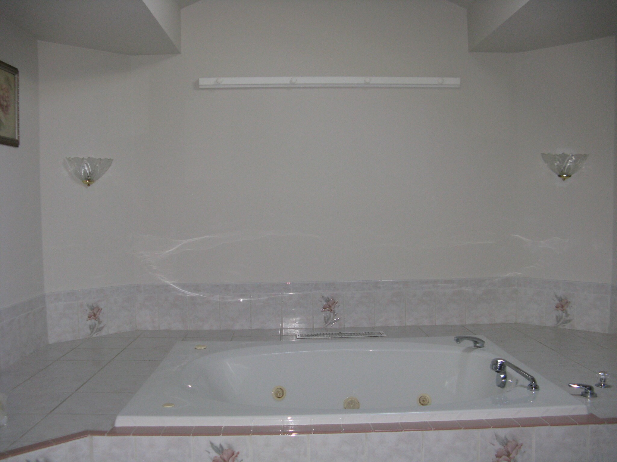 Whirlpool Tub - 200 7th St