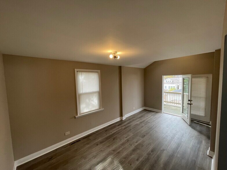 Livingroom - 5434 N Lotus Ave