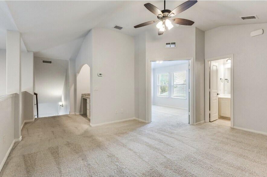 Building Photo - 3317 Creekhaven Dr