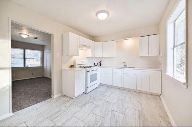 Building Photo - 9306 Chesterfield Dr