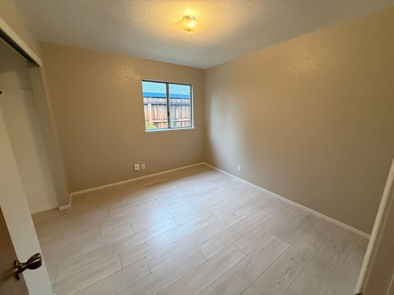 Building Photo - 615 Oriole Ave