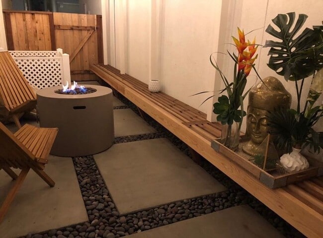 Building Photo - Luxury 4BR Home with Dual Side Yards, Putt...