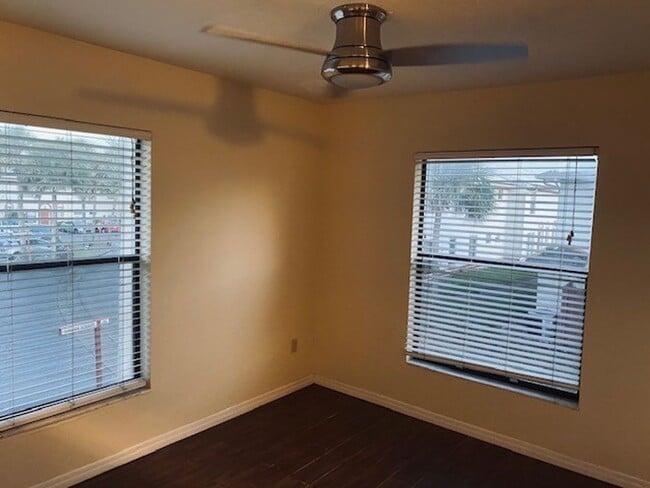 Building Photo - 1604 Sunside Square