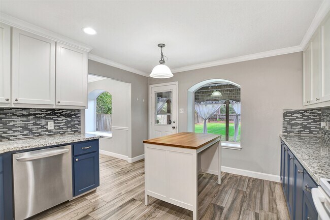 Building Photo - 22806 Lantana Dr