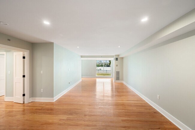 Building Photo - 75-83-83 Cambridge Pkwy