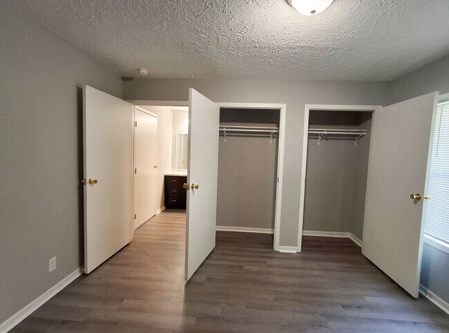 Building Photo - 4 Bed / 2 Full Bath House with Brand-New Kitchen, Attached Garage, and Full Basement - Built 2001