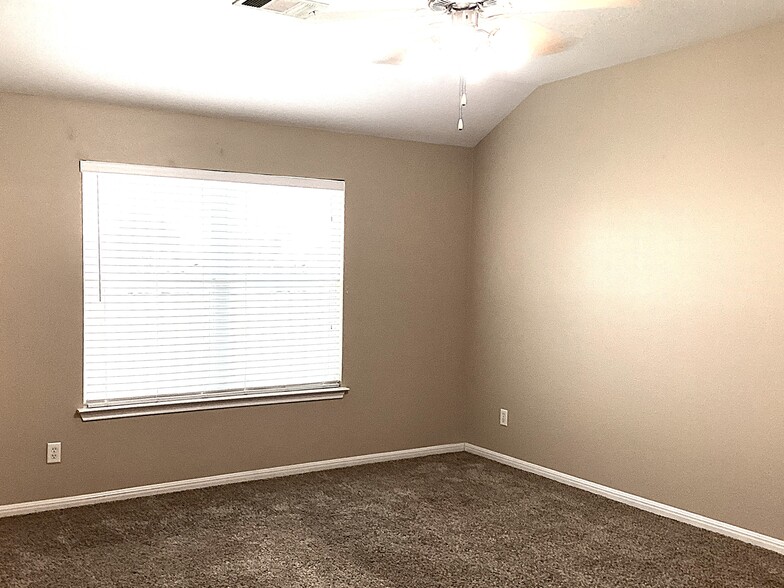 Building Photo - 18505 Sandy Bottom Dr