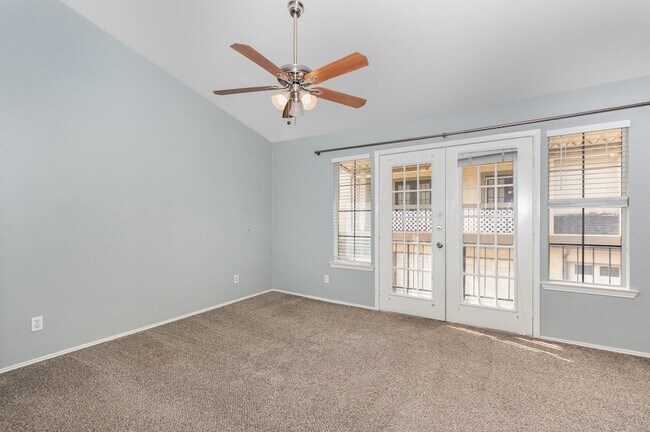 Building Photo - 8750 Park Ln