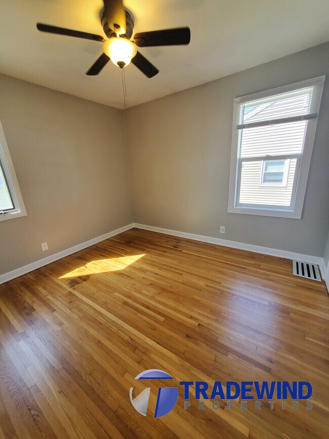 Building Photo - 1408 Lake St NE