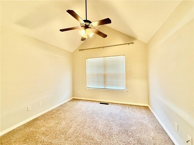 Building Photo - 305 Meadows Ct