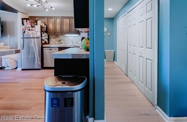 Building Photo - 430 Fox Hills Dr S