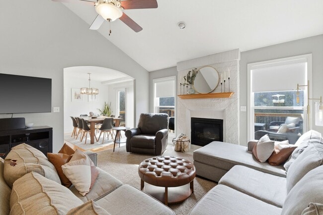 Building Photo - 5 bed/ 3 bath Single Family Home.