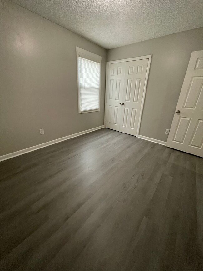 Building Photo - City Walk Apartments!