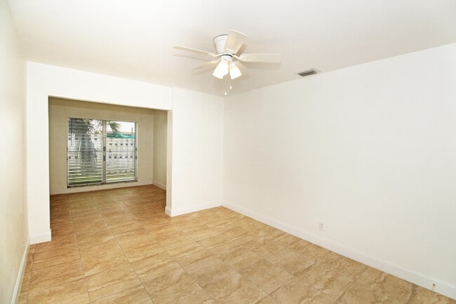Building Photo - 630 Prosperity Farms Rd