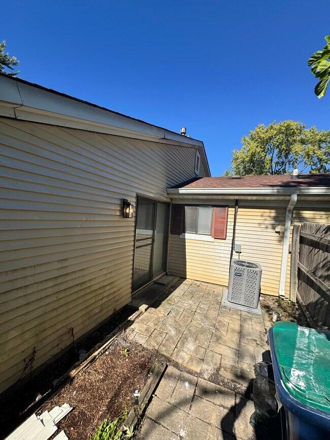 Building Photo - 5556 Allemong Dr