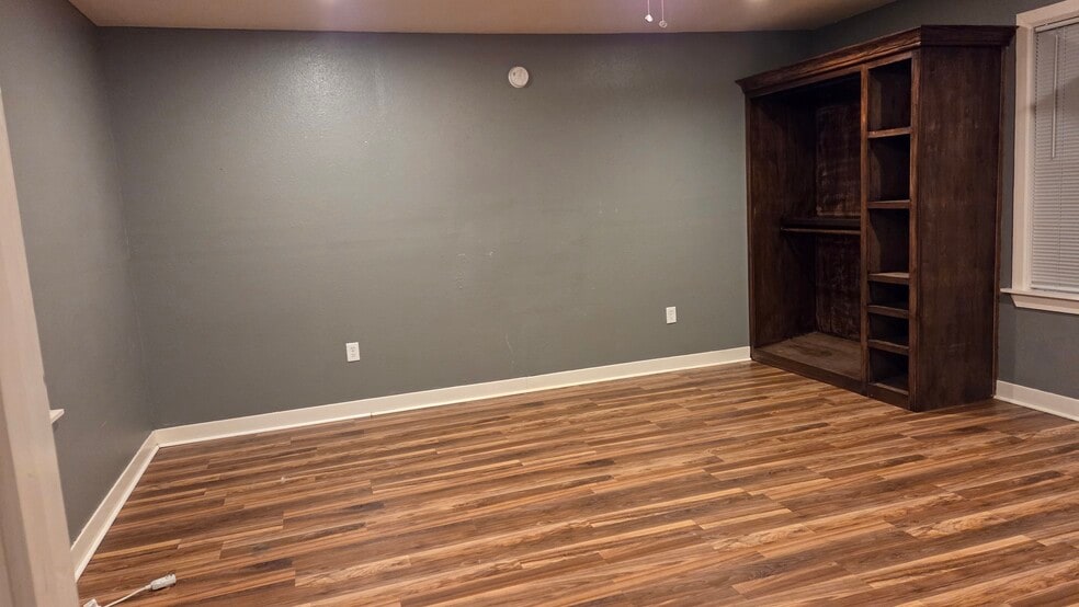 Building Photo - 6316 Victoria St