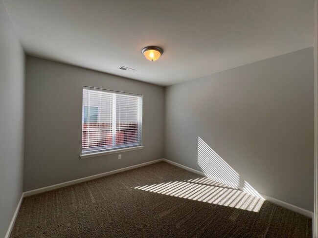 Building Photo - 4 Bedroom 2 Bathroom Fallon Home