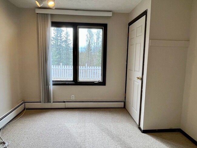 Building Photo - Pet friendly 2 bedroom, utilities included