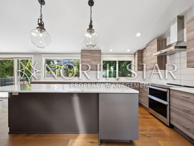 Building Photo - 860 S Skyland Dr