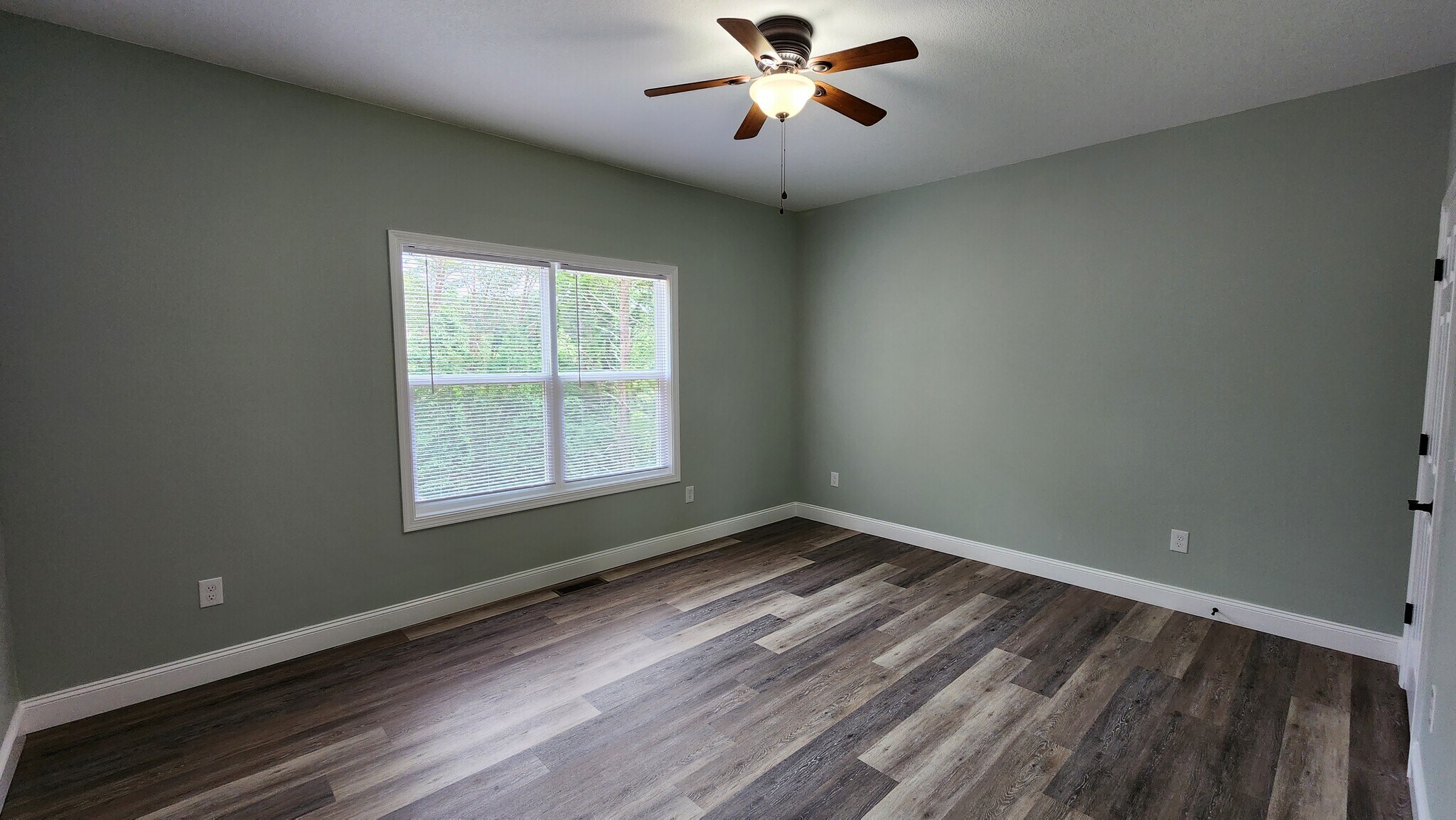 Building Photo - 829 River Cliff Dr