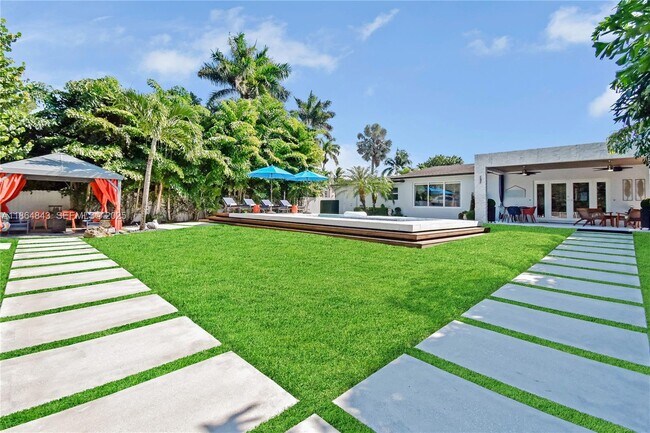 Building Photo - 14441 S Biscayne River Dr