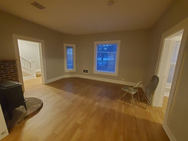 Building Photo - ** Charming 2 Story *Newly Renovated***