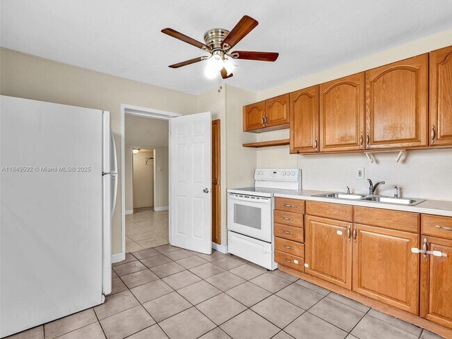 Building Photo - 5611 SW 37th St