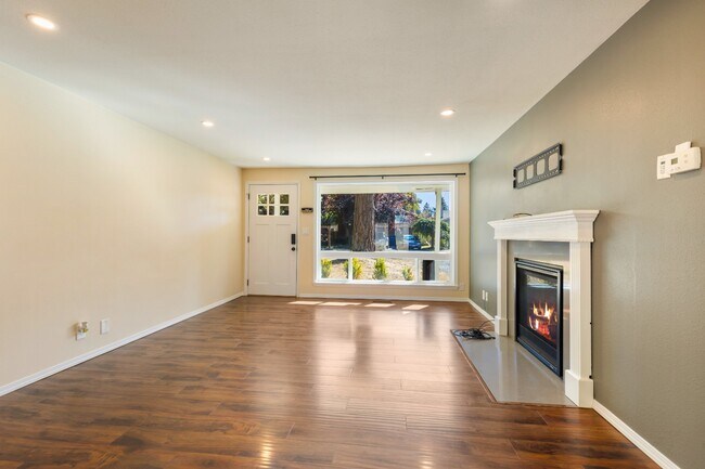 Building Photo - Light-Filled 3BR Home w/ Large Fenced in Yard
