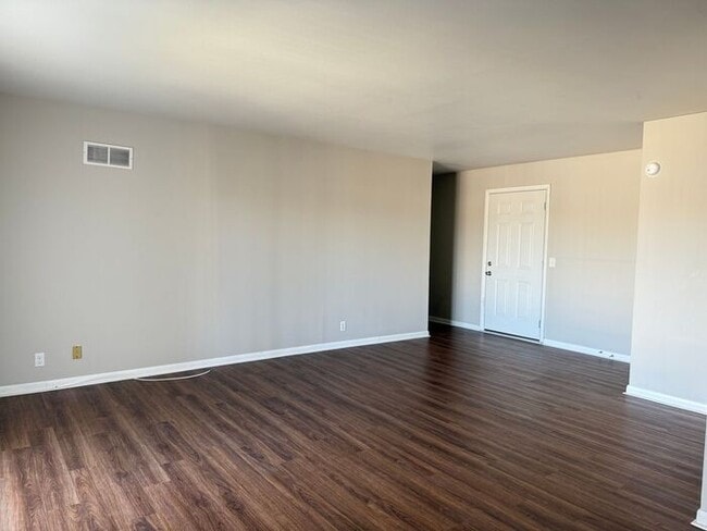Building Photo - 2 Bedroom Unit was recently renovated. Live walking distance from the downtown square or steps fr...