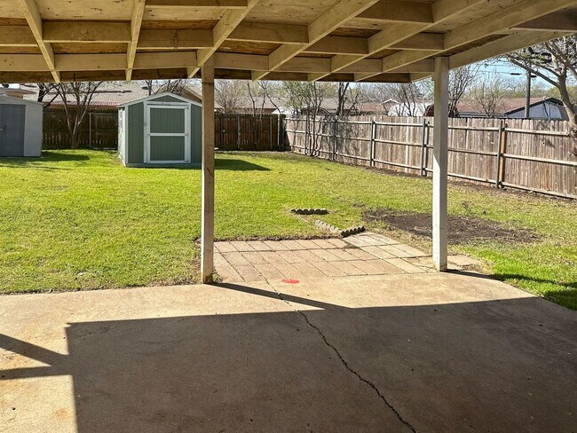 Building Photo - 4 Bedroom / 2.5 Bath Home