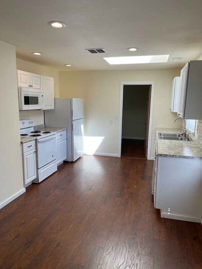 Building Photo - PROD3327