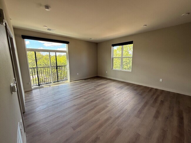 Building Photo - 4810-4810 N Santa Monica Blvd