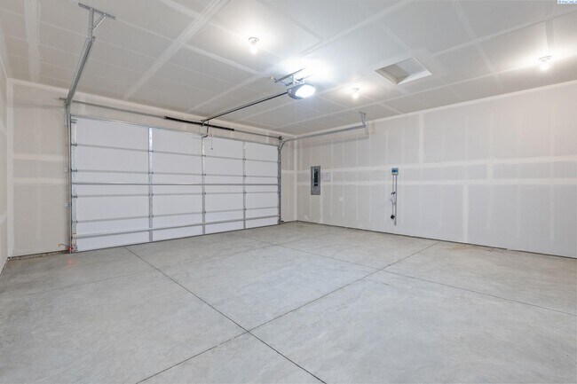 Building Photo - Beautiful brand new rental