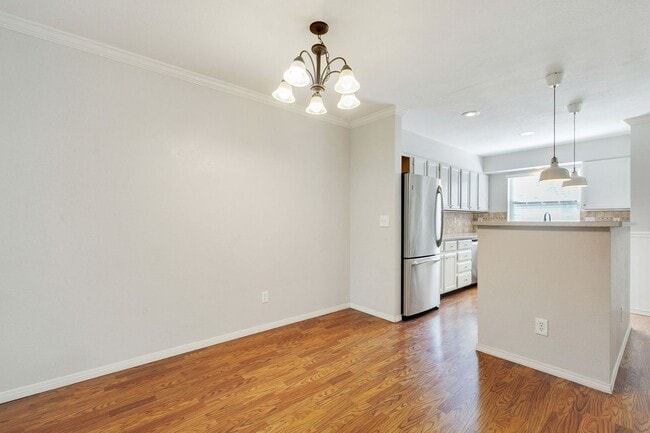 Building Photo - Updated 3-Bedroom Townhome in Ideal Location