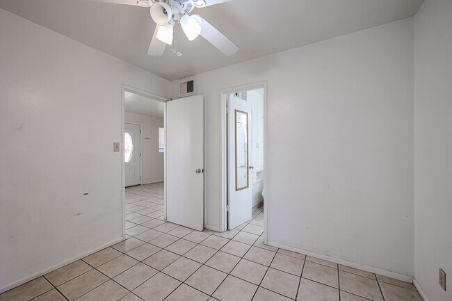 Building Photo - 4608 N 10th Pl